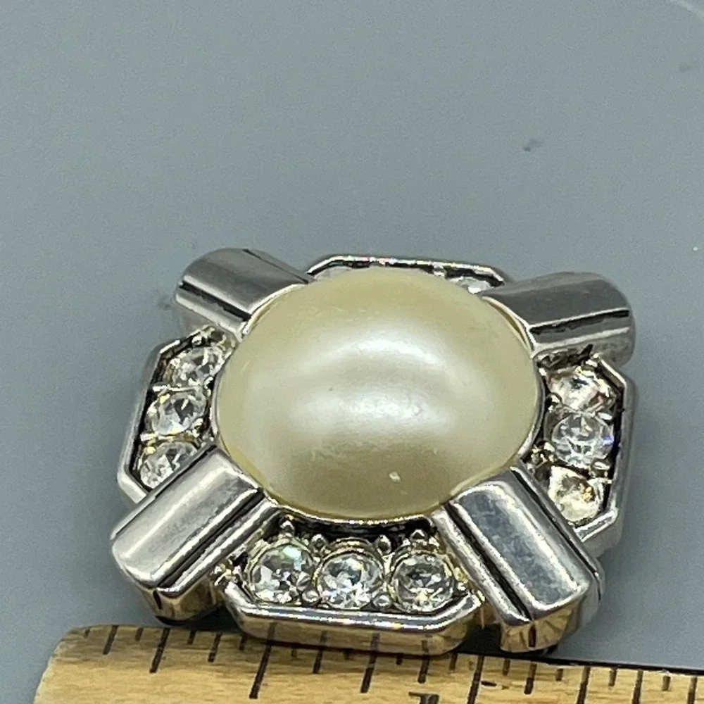 Franklin Mint Faux Pearl Rhinestone Brooch‎ Pendant Silver Tone FM China Vintage